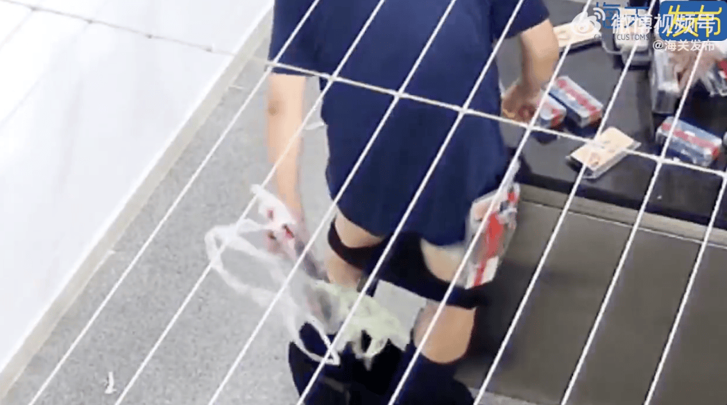 内裤里掏出数台！男子浑身绑藏100台iPhone入境被查