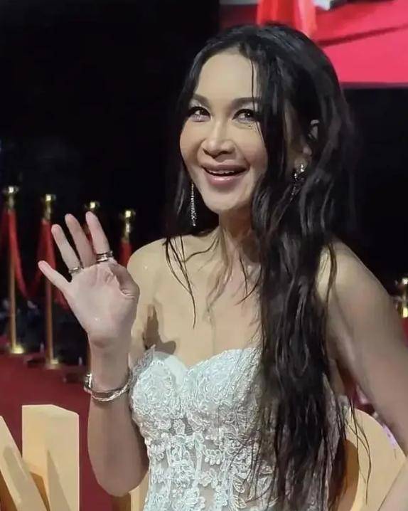 看了9位女星的近照生图，“科技脸”和自然衰老的区别出来了