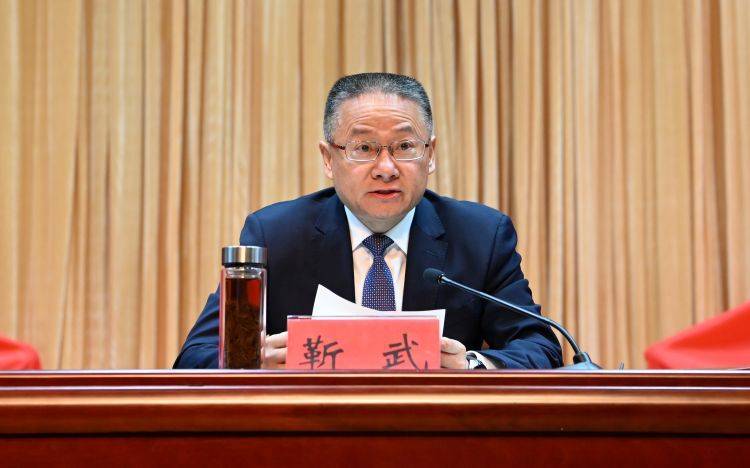 主持警示教育大会1天后，县委书记靳武官宣落马